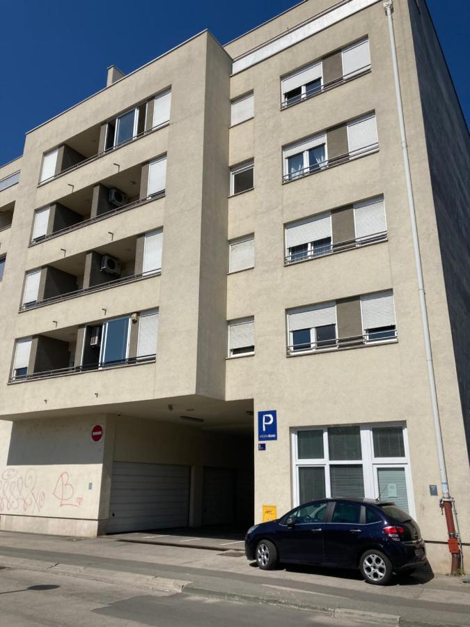Apartment Maris - Free Parking Ζάγκρεμπ Εξωτερικό φωτογραφία